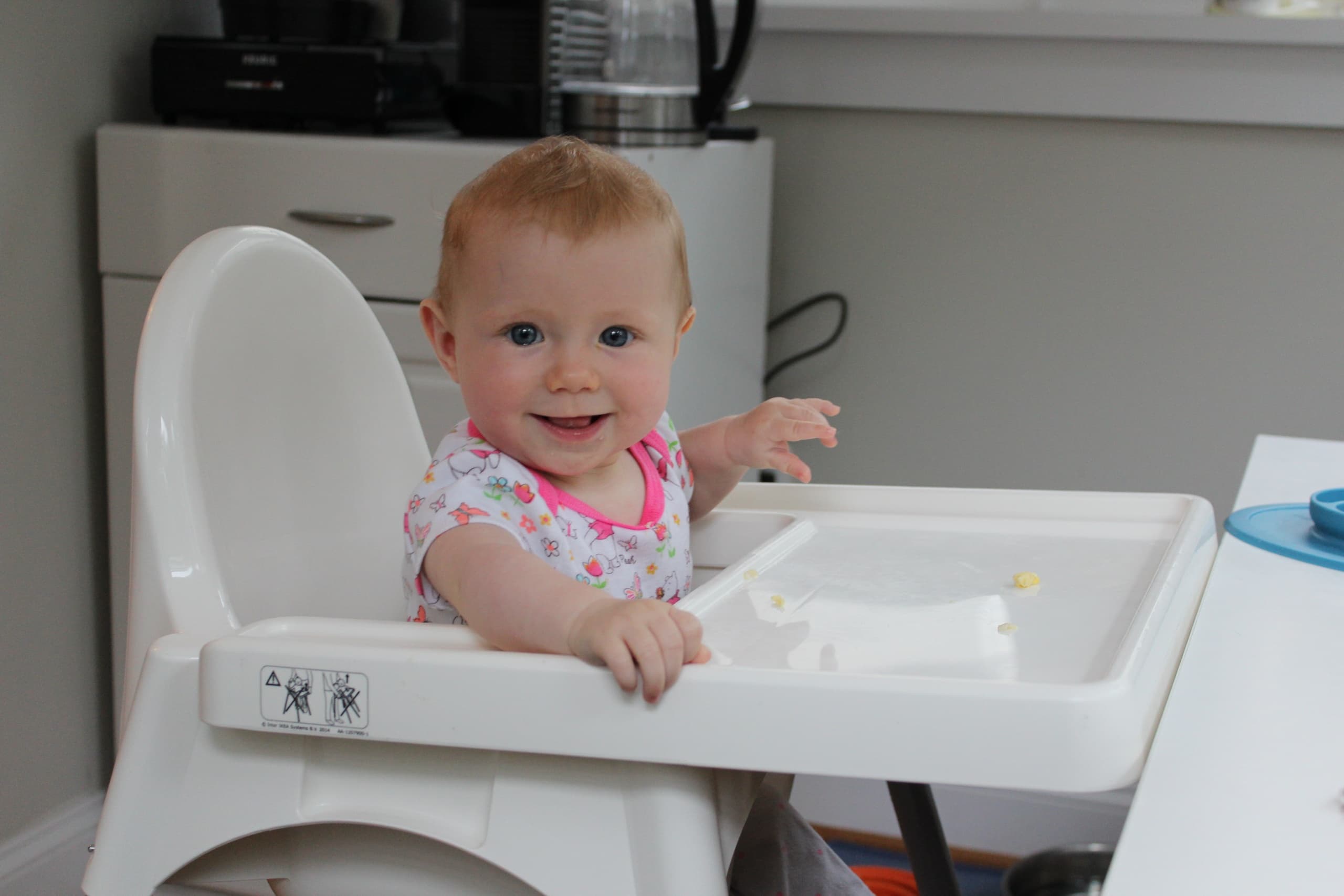 baby self feeding