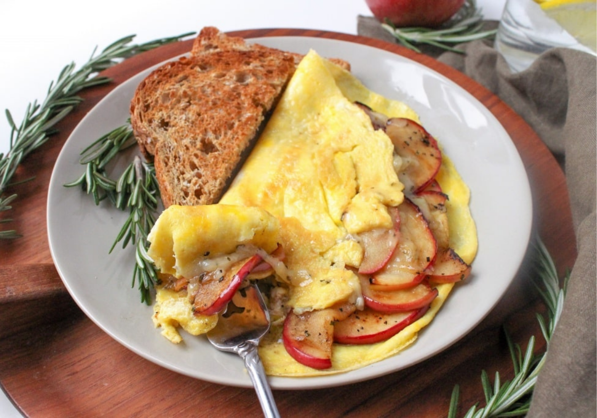 apple white cheddar omelette with a side of toast